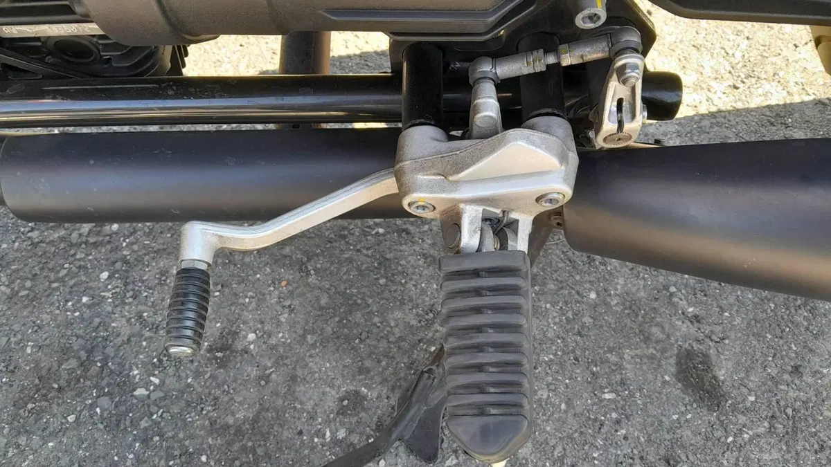 Moto Guzzi V7 Stone Special Edition (2022 - 25)  (6)