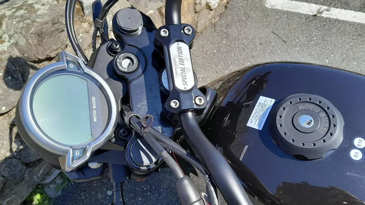 Moto Guzzi V7 Stone Special Edition (2022 - 25)  (16)
