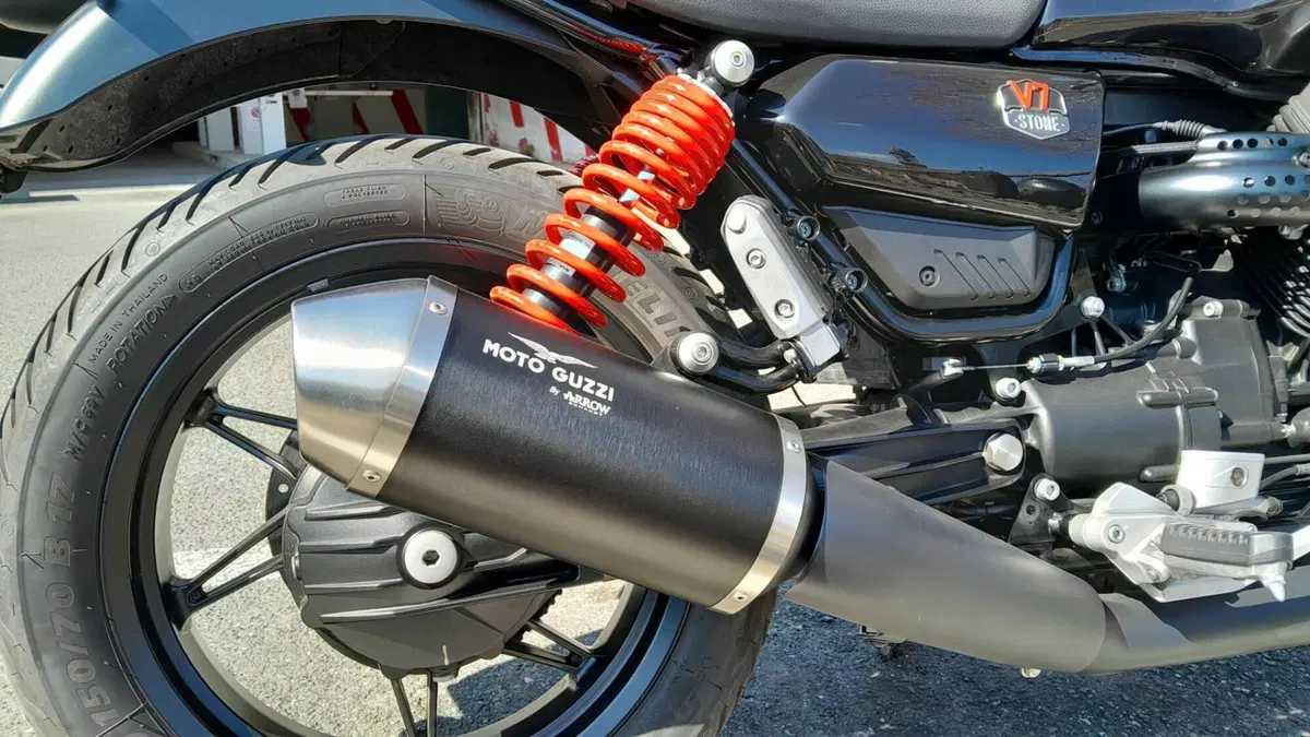 Moto Guzzi V7 Stone Special Edition (2022 - 25)  (8)
