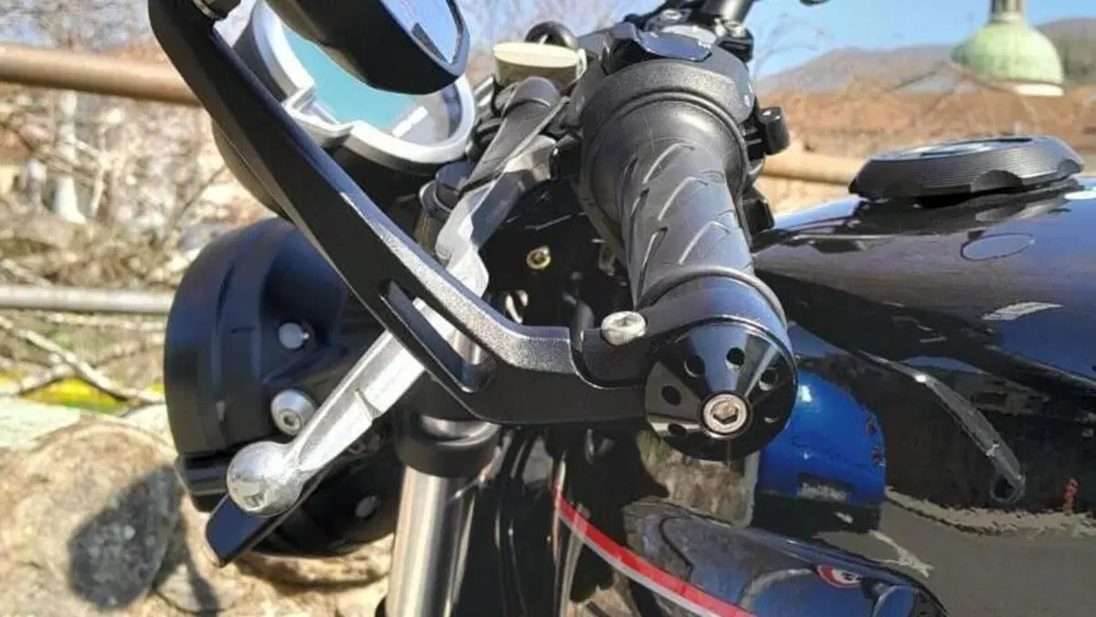Moto Guzzi V7 Stone Special Edition (2022 - 25)  (10)