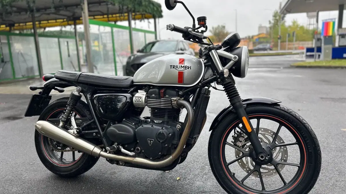 Triumph Street Twin 900 (2016)  (3)