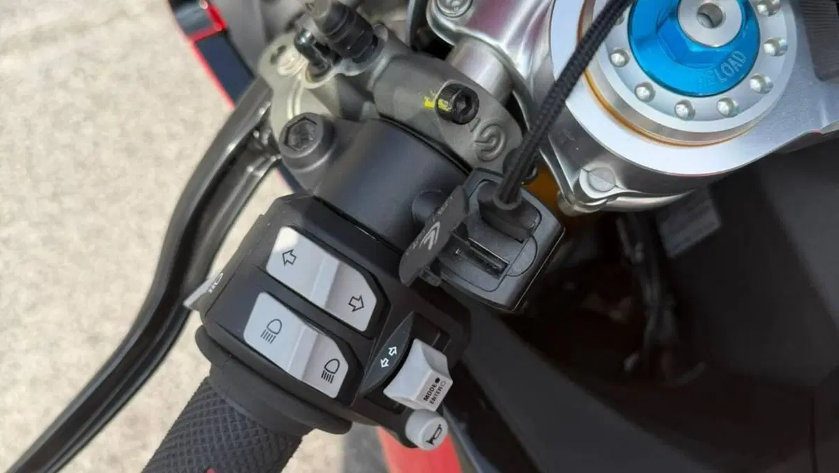 Ducati Panigale V2 Bayliss 1st Championship 20th Anniversary (2021 - 24)  (11)