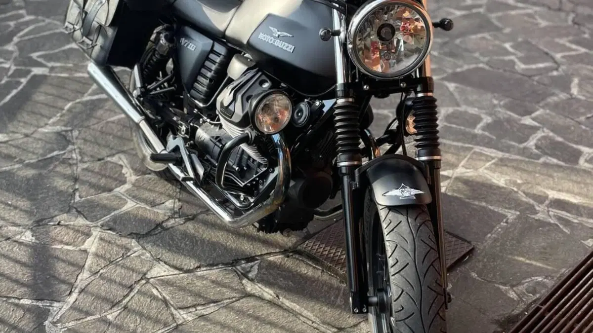 Moto Guzzi V7 II Stone (2015 - 17)  (2)