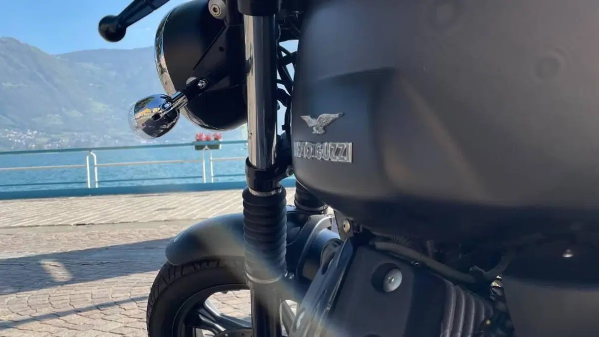Moto Guzzi V7 II Stone (2015 - 17)  (4)