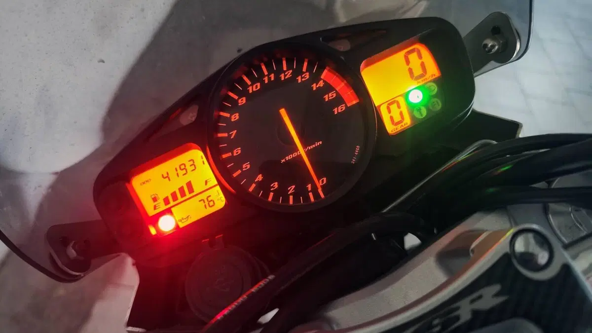 Suzuki GSR 600 (2006 - 11)  (6)