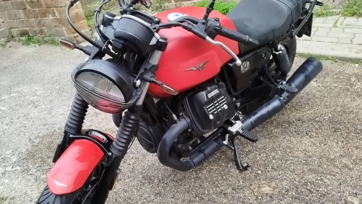 Moto Guzzi V7 Stone (2021 - 24)  (6)