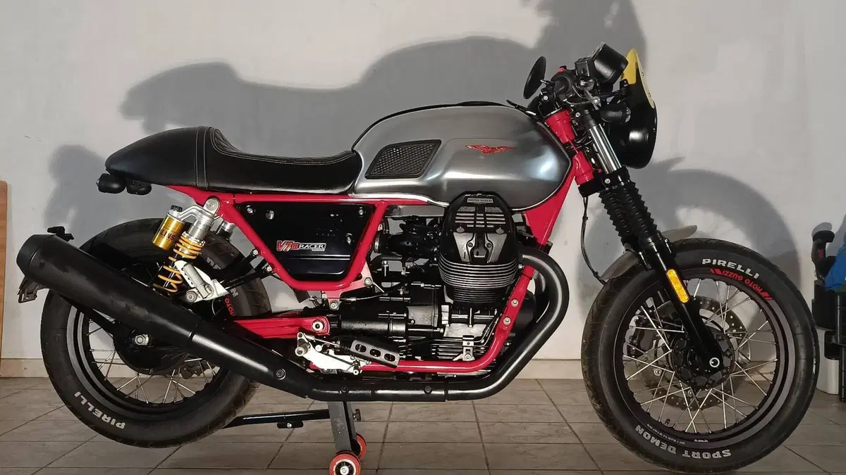 Moto Guzzi V7 III Racer (2017 - 20)  (2)