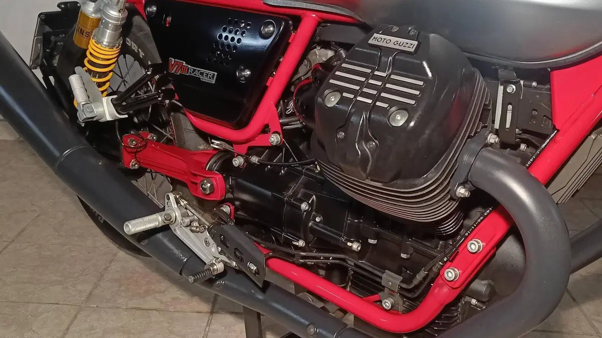 Moto Guzzi V7 III Racer (2017 - 20)  (4)