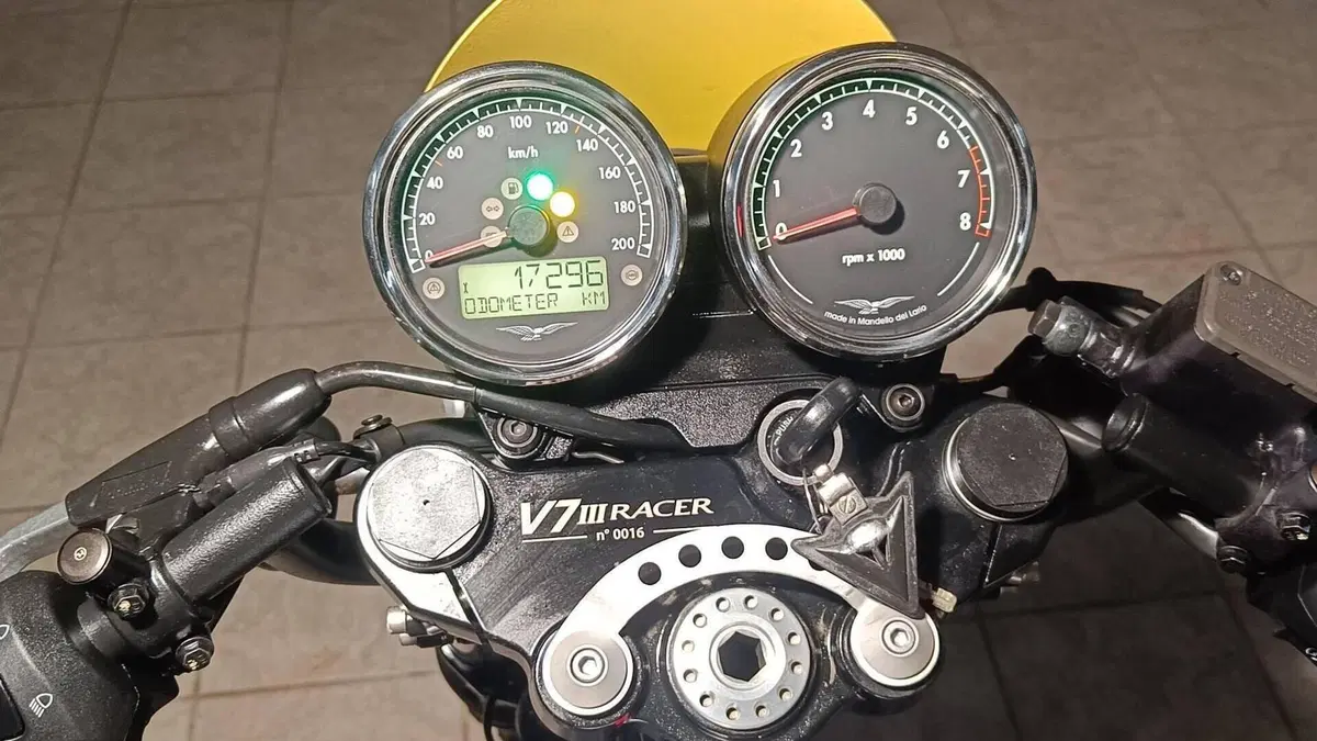 Moto Guzzi V7 III Racer (2017 - 20)  (6)