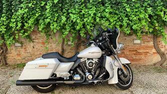 Harley-Davidson 1690 Street Glide (2011 - 13) - FLHX