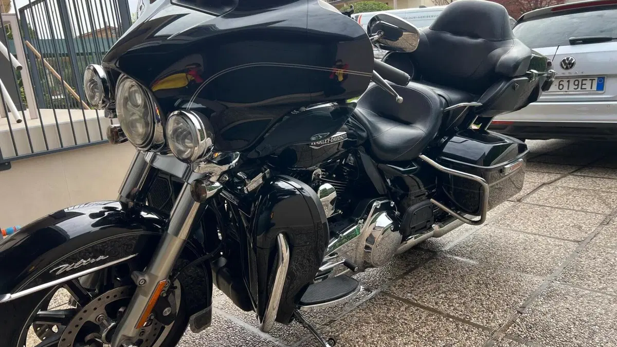 Harley-Davidson 1690 Electra Glide Ultra Classic (2014 - 16) - FLHTCU  (4)