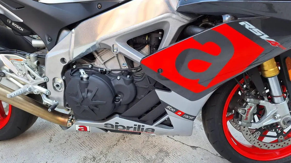 Aprilia RSV4 RR (2017 - 18)  (4)
