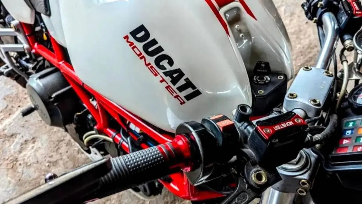 Ducati Monster 600 Dark (1998 - 01)  (2)