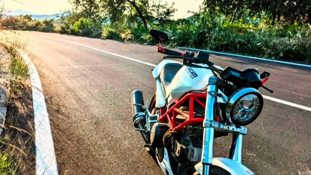 Ducati Monster 600 Dark (1998 - 01)  (3)