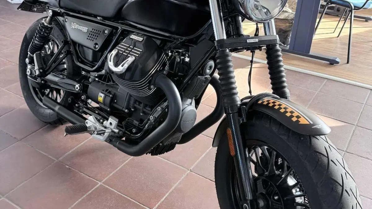 Moto Guzzi V9 Bobber (2016 - 18)  (2)