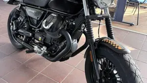 Moto Guzzi V9 Bobber (2016 - 18)  (2)