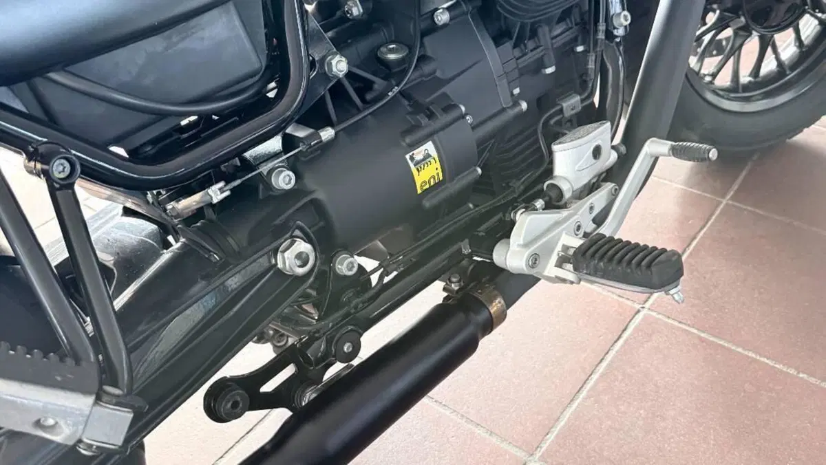 Moto Guzzi V9 Bobber (2016 - 18)  (3)