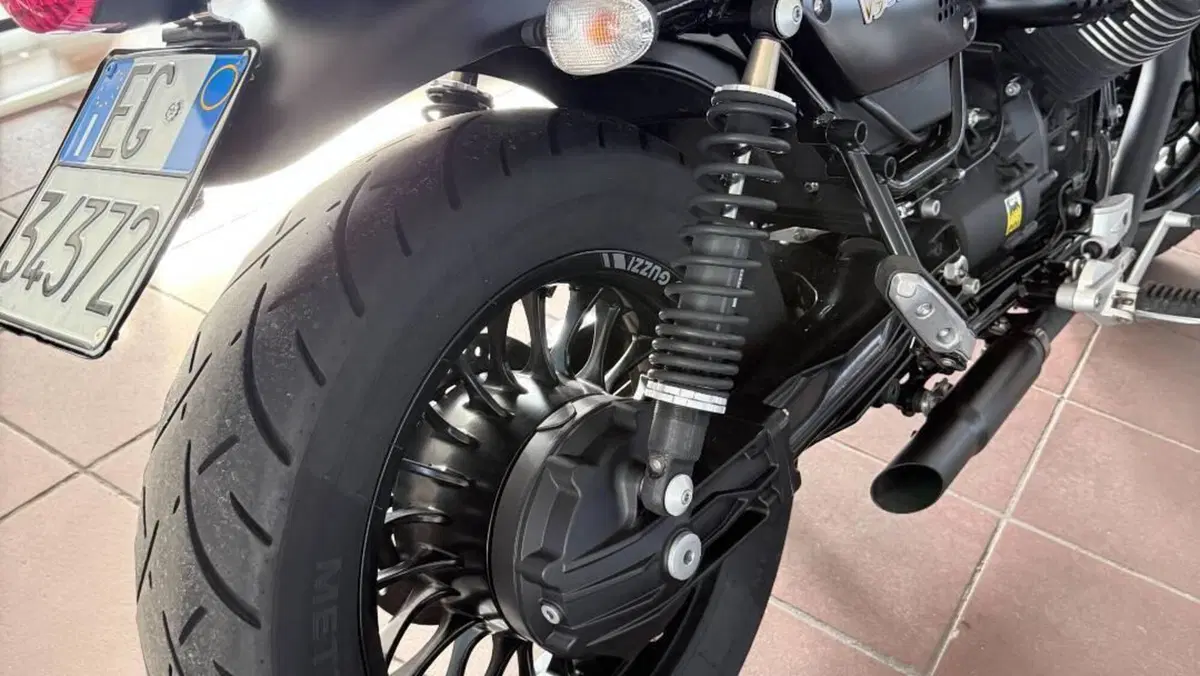 Moto Guzzi V9 Bobber (2016 - 18)  (4)
