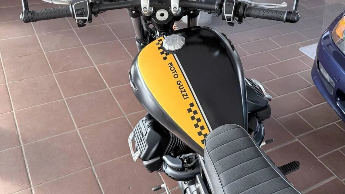 Moto Guzzi V9 Bobber (2016 - 18)  (5)