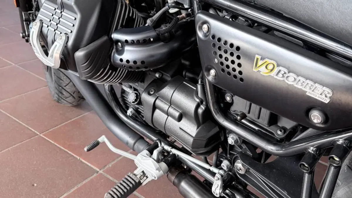 Moto Guzzi V9 Bobber (2016 - 18)  (6)