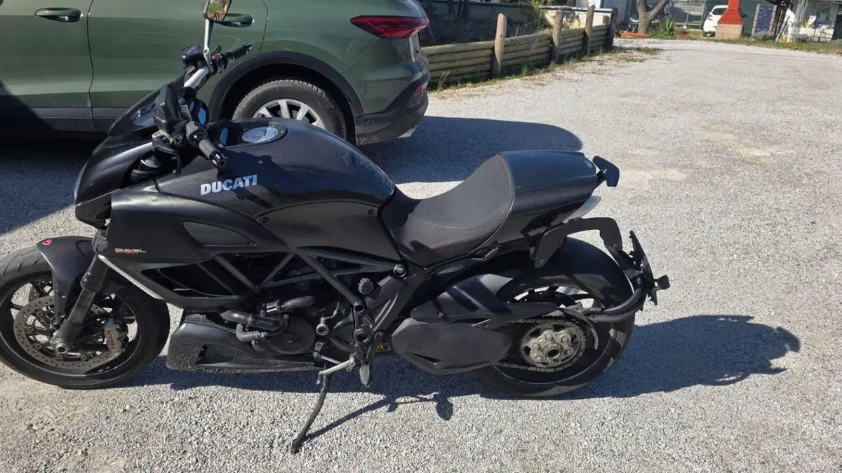 Ducati Diavel 1200 Carbon (2010 - 13) 