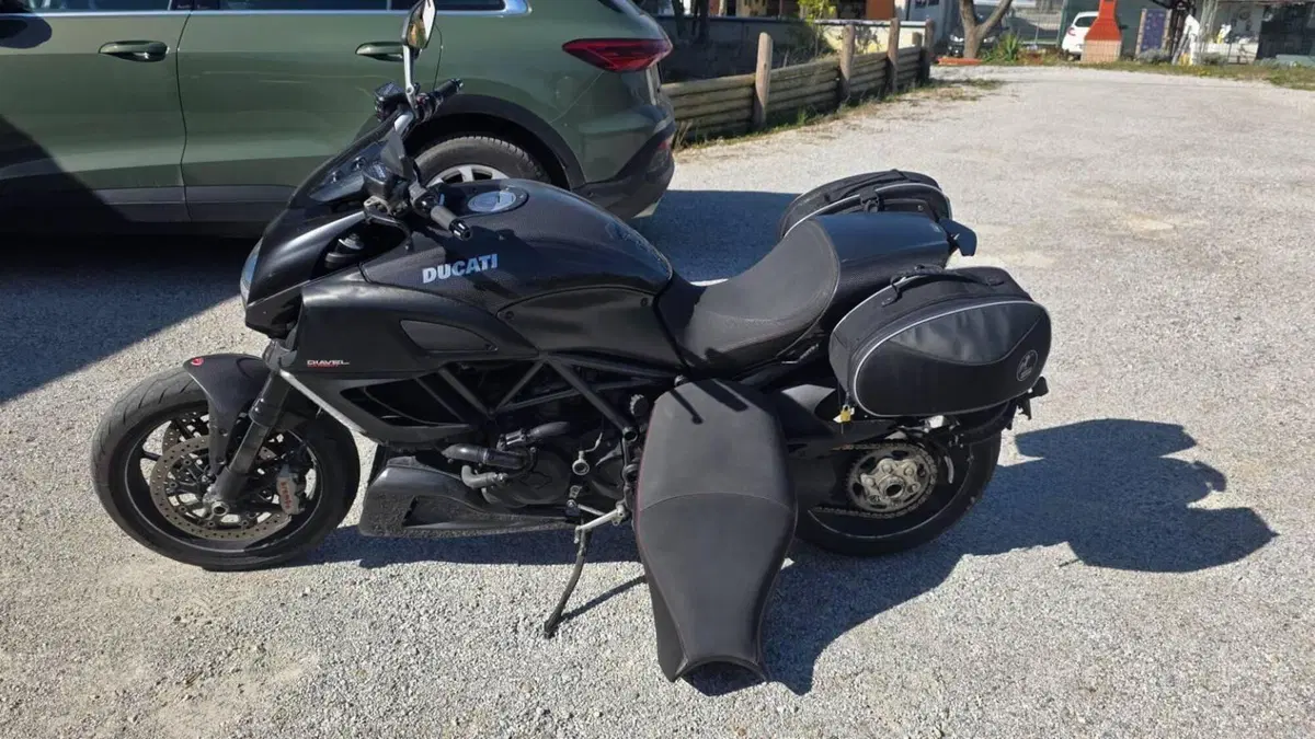 Ducati Diavel 1200 Carbon (2010 - 13)  (4)