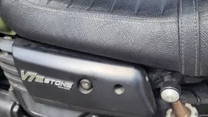 Moto Guzzi V7 III Stone (2017 - 20)  (4)