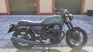Moto Guzzi V7 III Stone (2017 - 20)  (3)