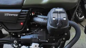Moto Guzzi V7 III Stone (2017 - 20)  (6)