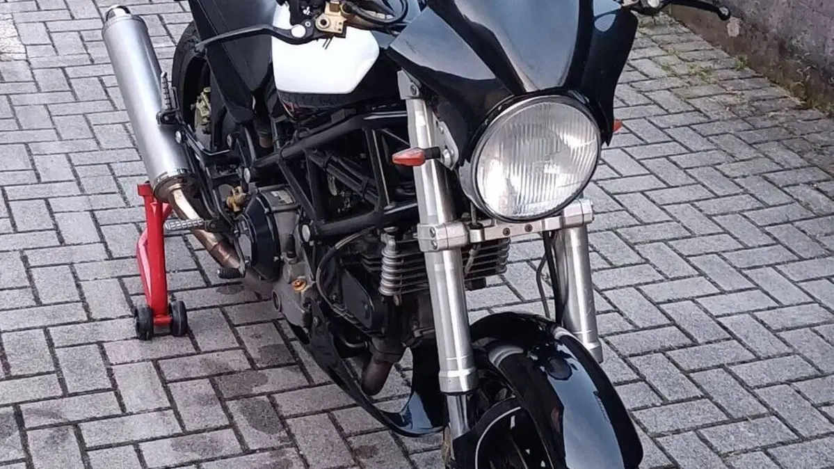 Ducati Monster 900 Dark I.E. (1999 - 02)  (2)