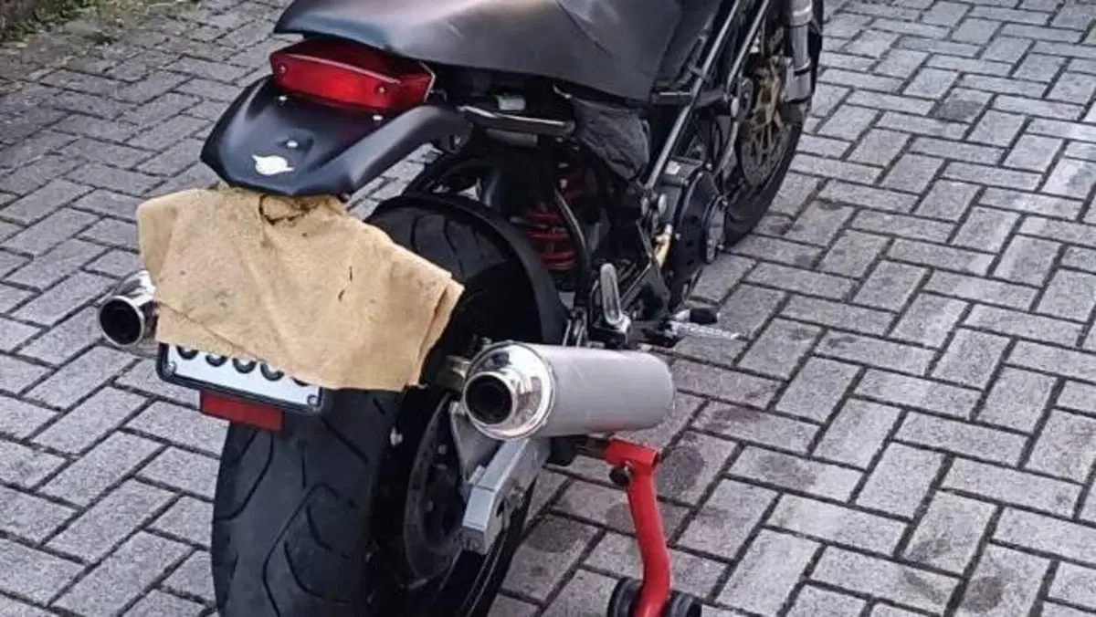 Ducati Monster 900 Dark I.E. (1999 - 02)  (5)