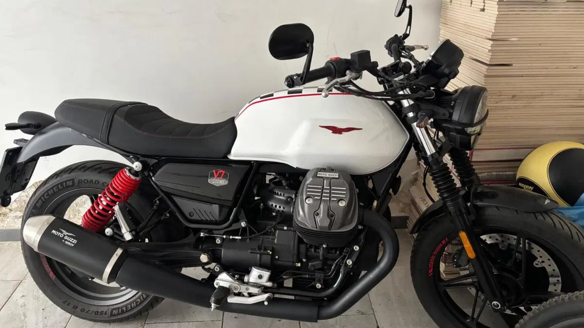 Moto Guzzi V7 Stone Ten (2024 - 25) 