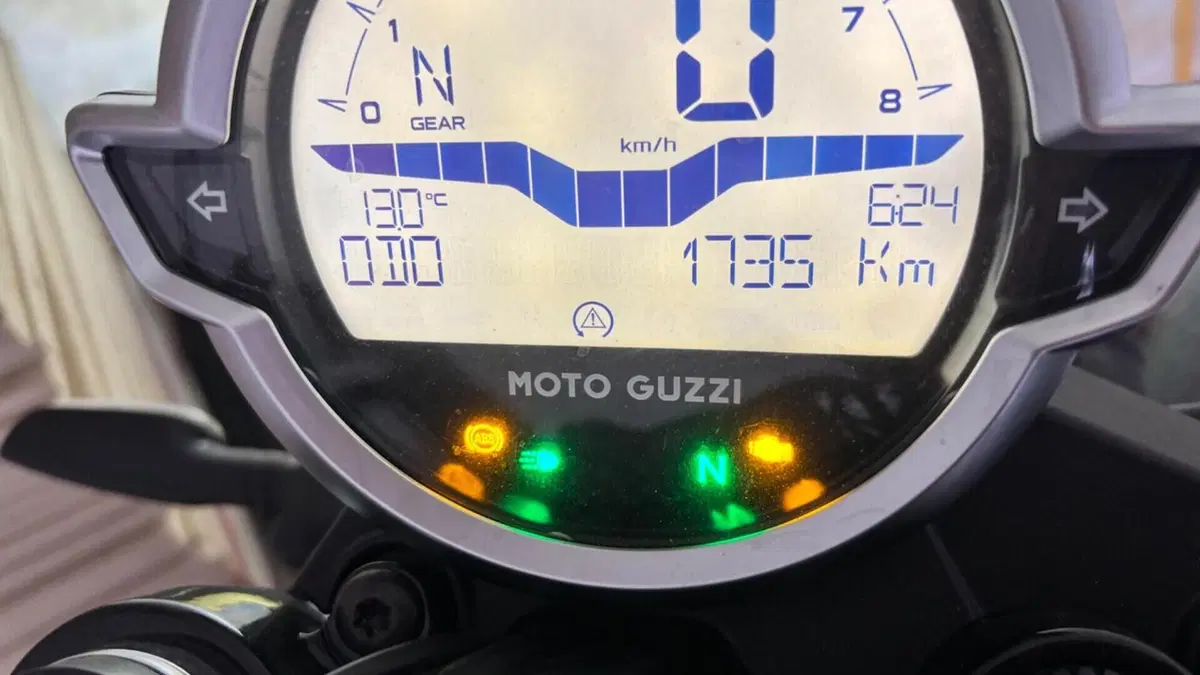Moto Guzzi V7 Stone Ten (2024 - 25)  (3)