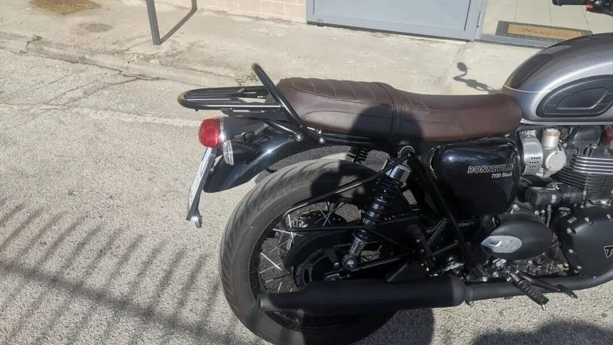 Triumph Bonneville T120 Black (2021 - 25)  (6)