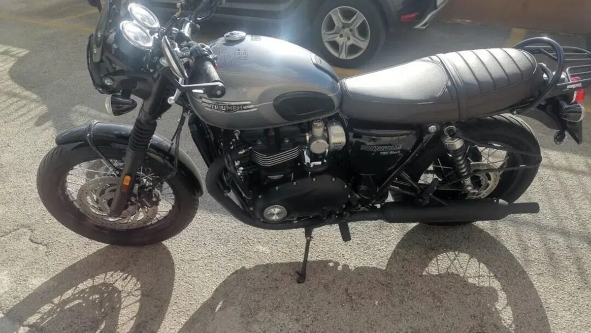 Triumph Bonneville T120 Black (2021 - 25)  (2)