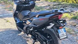 Yamaha T-Max 560 Tech Max (2021)  (2)