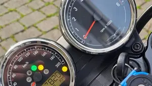 Moto Guzzi V7 III Milano (2018 - 20)  (5)