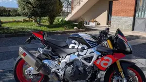 Aprilia Tuono V4 Factory (2017 - 18)  (4)