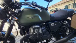Moto Guzzi V7 Stone Ten (2024 - 25)  (2)