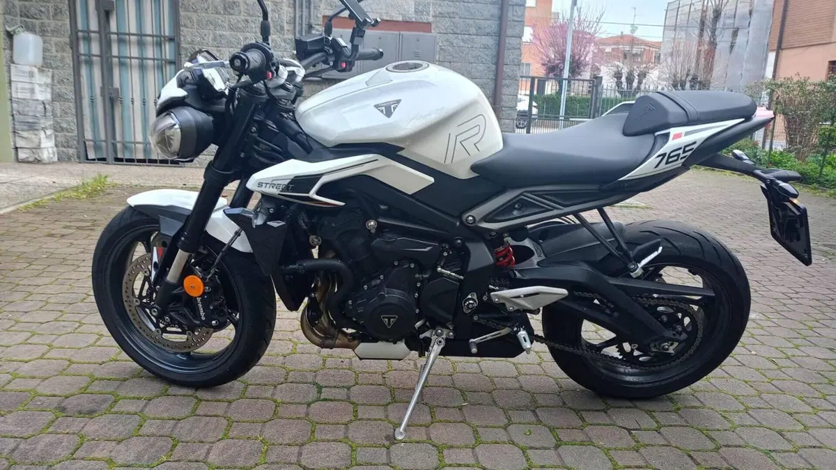 Triumph Street Triple 765 R (2023 - 26)  (2)