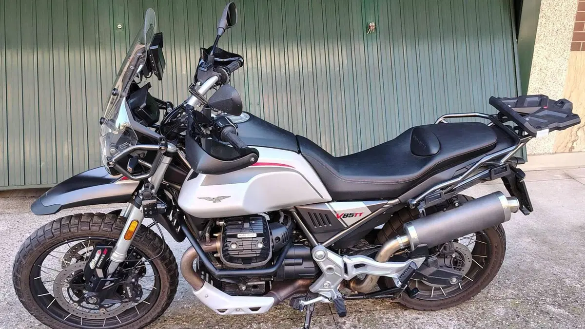Moto Guzzi V85 TT Travel (2021 - 23)  (3)
