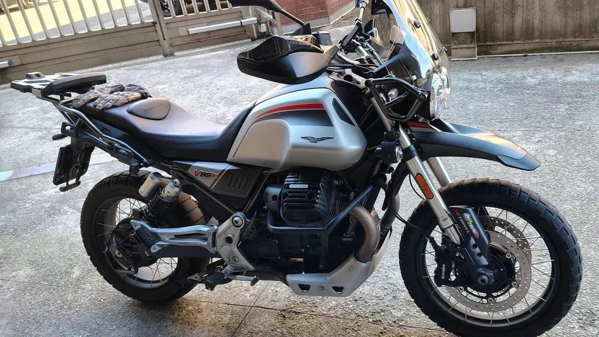 Moto Guzzi V85 TT Travel (2021 - 23)  (4)