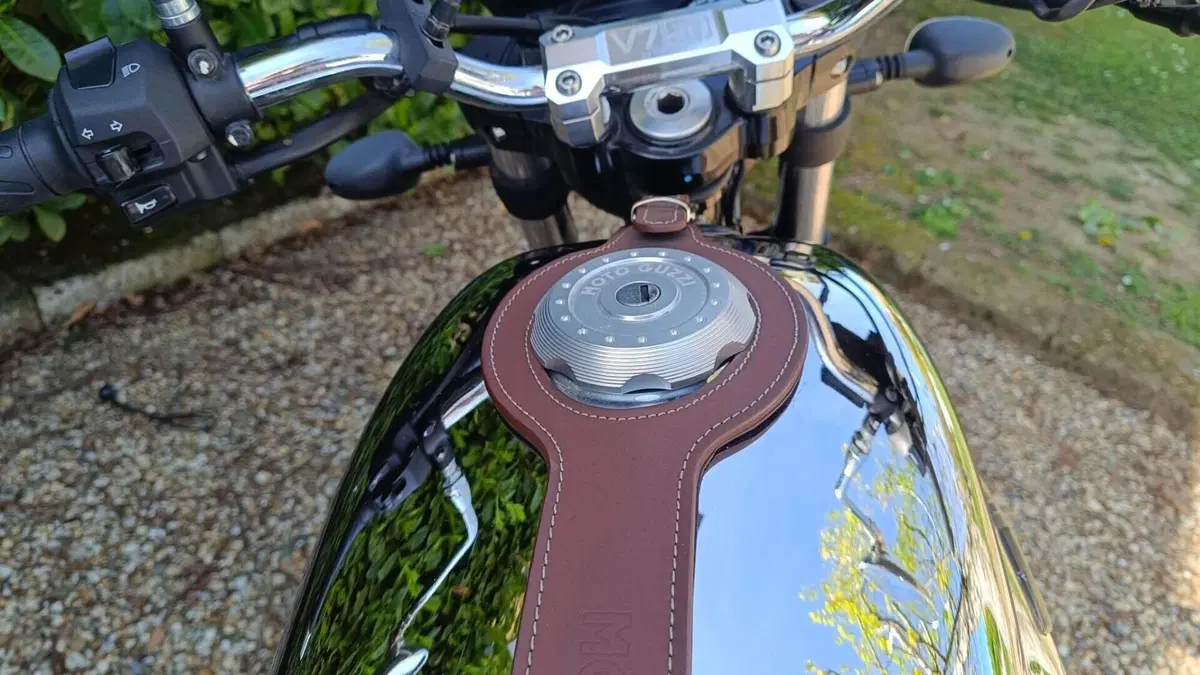 Moto Guzzi V7 III Anniversario (2017 - 18)  (3)