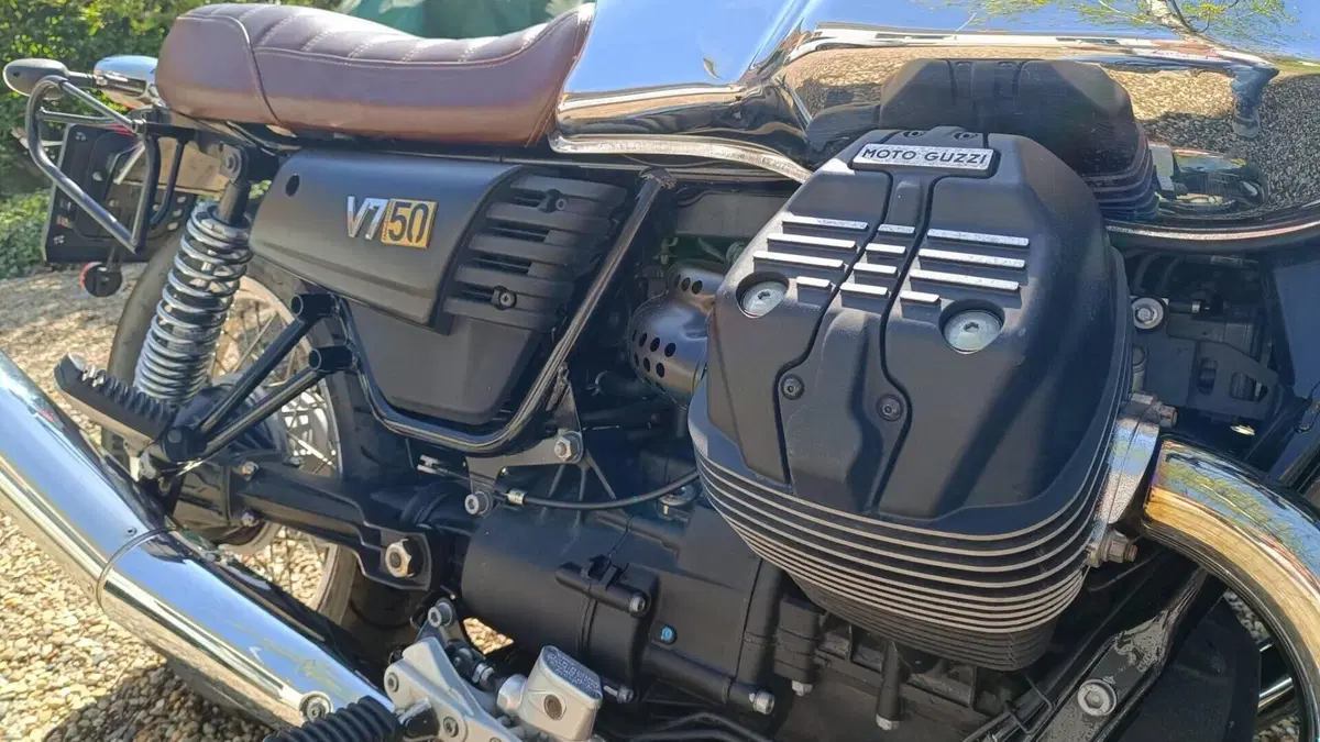 Moto Guzzi V7 III Anniversario (2017 - 18)  (4)