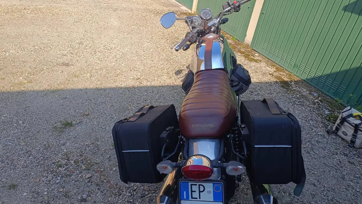 Moto Guzzi V7 III Anniversario (2017 - 18)  (9)