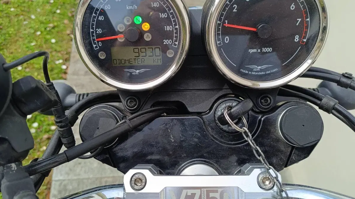 Moto Guzzi V7 III Anniversario (2017 - 18)  (10)