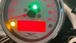 Moto Guzzi V9 Bobber (2018 - 20)  (6)