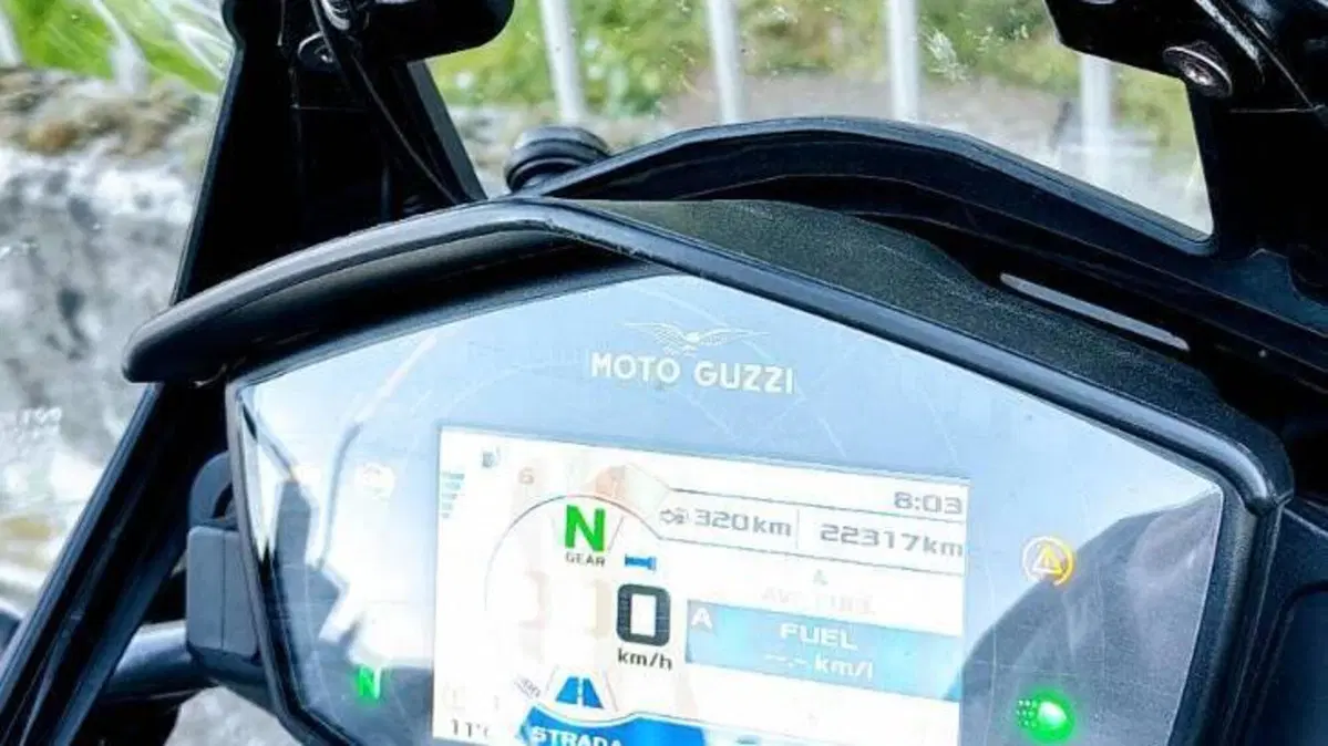 Moto Guzzi V85 TT Travel (2021 - 23)  (6)