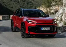 Toyota RAV4 2026: la sesta generazione reinventa l'icona dei SUV. Più tecnologia, più spazio e un PHEV da 137 km [VIDEO]
