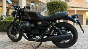 Moto Guzzi V7 Stone (2021 - 24)  (3)